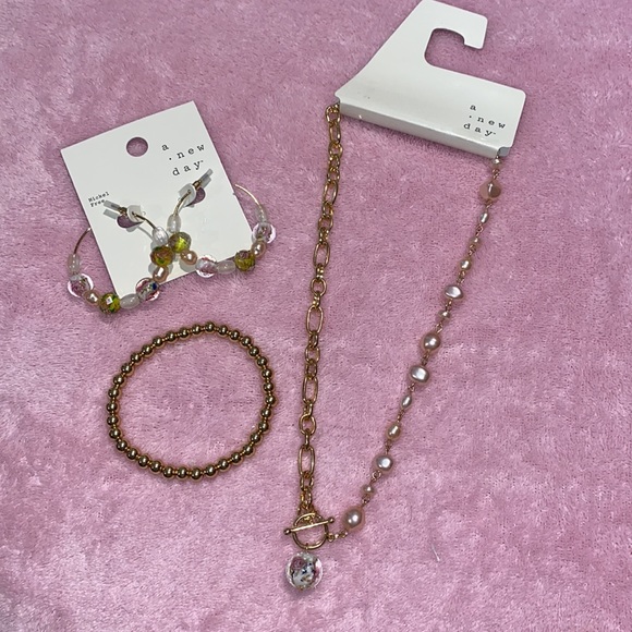 NWT. Beautiful. 3 piece set. Necklace . Bracelet, earrings. - Picture 2 of 6